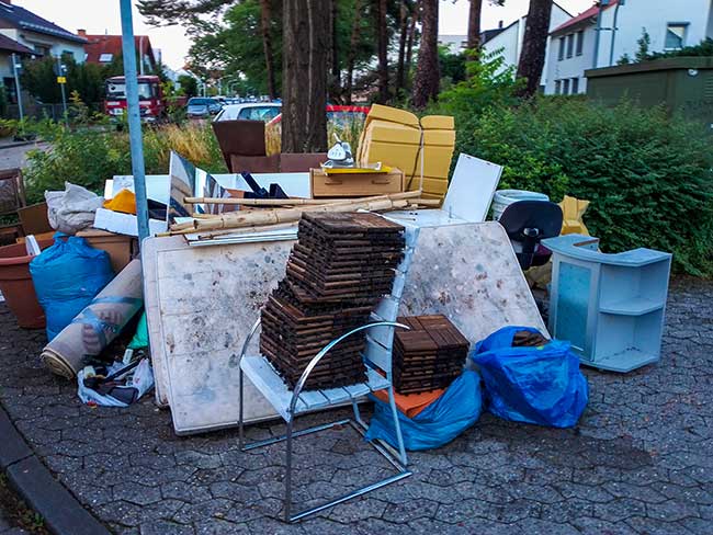 Sperrmüll aus einer Wohnungsauflösung, bereit zum Abtransport | CA Recycling Gernsheim
